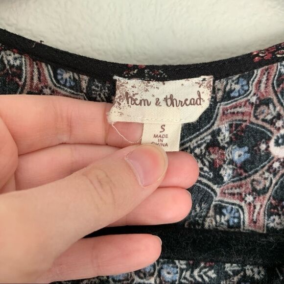 ✨ Hem & Thread Black Floral 3/4 Sleeves Top Small - Picture 3 of 7